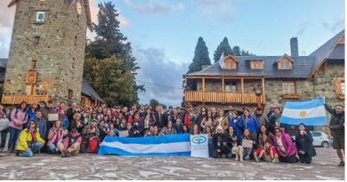 Guías de Turismo protestando en el Centro Cívico de Bariloche